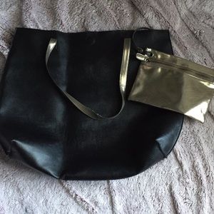 🦊 2 for $15 Torrid Reversible Black and gold tote